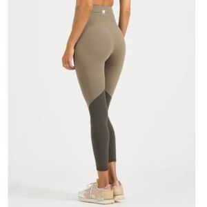 Vuori Studio Colorblock Legging in Oregano